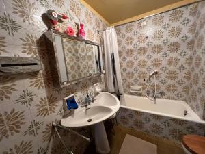 a bathroom with a sink and a bath tub at Appartamento I Dadi Cervinia in Breuil-Cervinia