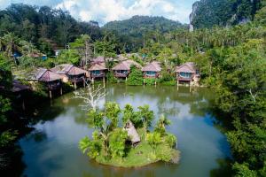 Ban Sainai Resort- SHA Extra Plus Aonang's Green Resort في شاطيء آونانغ: اطلالة جوية لمنتجع وسط نهر