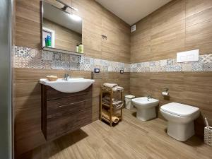 uma casa de banho com um lavatório e um WC em Domus Caricatore em Sciacca