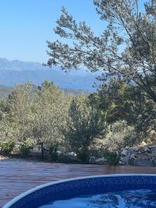 una piscina con vista sugli alberi e sulle montagne di Lovin Gocek & Tiny house Mermaid a Fethiye
