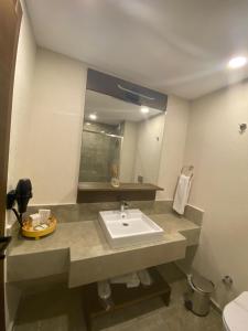 bagno con lavandino e specchio di Pinhan Otel Kazdağıları a Ayvacık