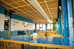 Galata's Hotel في إسطنبول: غرفة طعام مع طاولة وكراسي زرقاء