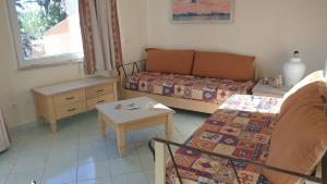 een woonkamer met een bank en een tafel bij Vacanze in natura incontaminata in Isola Rossa