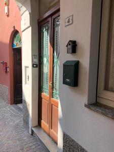 une porte dans un bâtiment avec une boîte aux lettres à côté de celui-ci dans l'établissement Appartamento Centro Storico Porlezza, à Porlezza