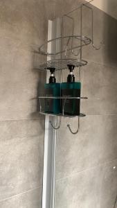 una lámpara de araña de cristal en un poste en una habitación en Appartamento Centro Storico Porlezza en Porlezza