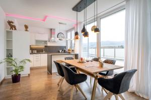 Kuchyň nebo kuchyňský kout v ubytování AVALON Hotel Bad Reichenhall