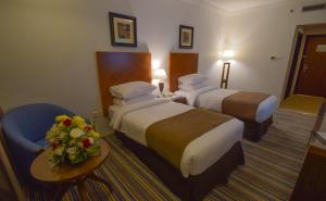 سرير أو أسرّة في غرفة في Al Massa Grand Hotel