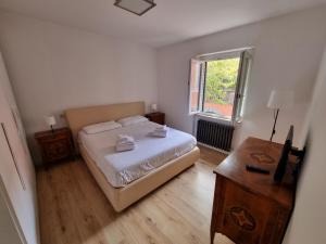 1 dormitorio con cama, mesa y ventana en Bartolo43 en Perugia