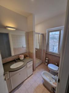 uma casa de banho com um lavatório e um WC em Bartolo43 em Perugia
