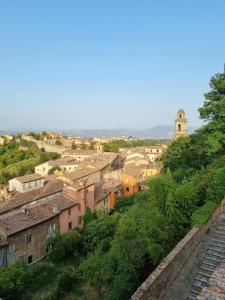 uma vista para uma cidade a partir das muralhas da cidade em Bartolo43 em Perugia