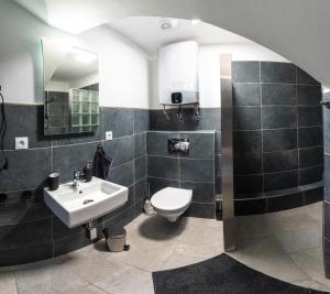 uma casa de banho com um lavatório e um WC em Penzion Rechle em Cesky Krumlov