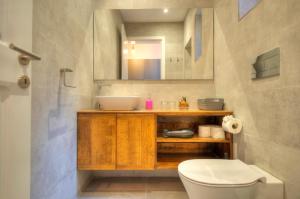 un bagno con lavandino, WC e specchio di Beautifully furnished flat in the city center JBAL1-1 a La Valletta