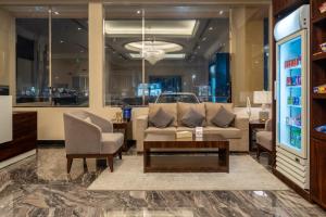 a living room with a couch and a table at فخامة الضيافة - Dyafa Luxury in Al Khobar