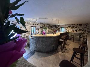 - un bar dans une pièce dotée d'un mur en pierre dans l'établissement Le Boccede Country House B&B, à Villa Minozzo