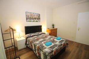 ein Schlafzimmer mit einem Bett mit blauen Kissen darauf in der Unterkunft Urgel habitaciones in Barcelona