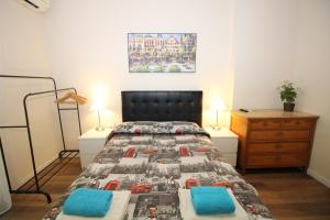 ein Schlafzimmer mit einem Bett und einer Kommode mit zwei Lampen in der Unterkunft Urgel habitaciones in Barcelona