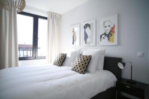 ブリュッセルにあるThe Erasmus Flatsのベッドルーム(白いベッド1台、窓付)