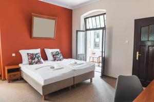 シフィエラドゥフ・ズドルイにあるPerła Świeradowaのベッドルーム1室(オレンジ色の壁のベッド1台付)