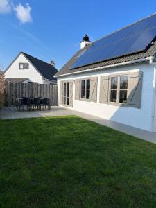 a house with solar panels on the side of it at Nieuwendamme 88 in Nieuwpoort