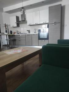 Kuchyňa alebo kuchynka v ubytovaní Apartamenty centrum