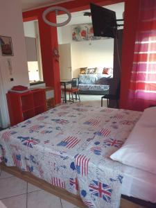 um quarto com uma cama com um cobertor em Romeo1 em Gallarate