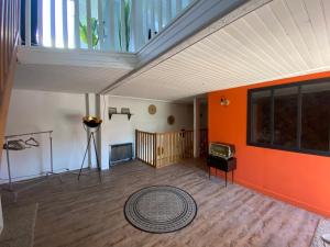 una habitación vacía con una pared de color naranja y un suelo en Sunset Bricqueville sur mer, en Bricqueville-sur-Mer