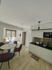eine Küche und ein Wohnzimmer mit einem Tisch und Stühlen in der Unterkunft Zvonćica Deluxe in Vodice