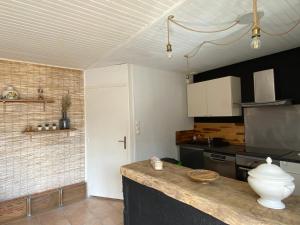 cocina con encimera en una habitación en Sunset Bricqueville sur mer, en Bricqueville-sur-Mer