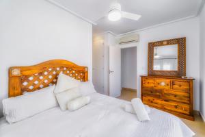 Postel nebo postele na pokoji v ubytování Villa Fresno with pool on Mar Menor Golf Resort + 30 fotografií