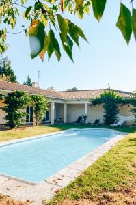 uma piscina em frente a uma casa em Just Like Home - Casa do Sobreiro Velho em Cerveira em Vila Nova de Cerveira