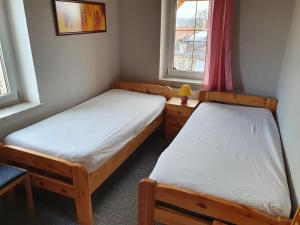 - 2 lits dans une petite chambre avec 2 fenêtres dans l'établissement Apartment mit Balkon, à Dresde