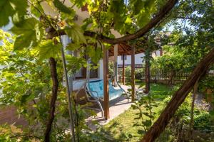 un jardín con piscina y árboles en Villa ADORA, en Balchik