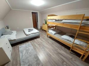 Pokój z 2 łóżkami piętrowymi w obiekcie Cinke Üdülőház w mieście Tiszakécske