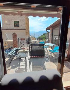 Habitación con vistas a un balcón con sillas y mesa. en Stella Mare, en Santa Flavia