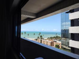 una ventana de hotel con vistas a la playa en Port Ville III, en Maceió