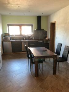 Kuchyň nebo kuchyňský kout v ubytování Ferienwohnung Zeitler