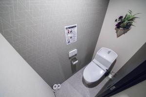 uma casa de banho com um WC branco numa cabina em The PLAZA HOTEL S4W12 em Sapporo