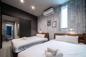 um quarto com 2 camas e uma janela em The PLAZA HOTEL S4W12 em Sapporo