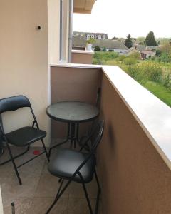 2 sedie e un tavolo sul balcone di Studio “Masha” a Apatin