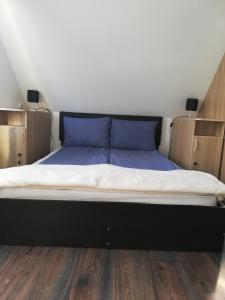Кровать или кровати в номере Imádó Vendégház
