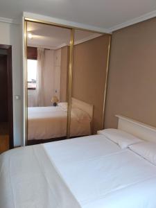 A bed or beds in a room at MONTE NARANCO-LOS VEGA PARKING e INTERNET GRATIS
