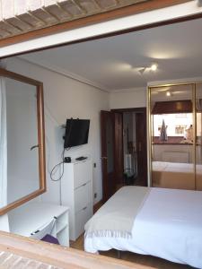 A bed or beds in a room at MONTE NARANCO-LOS VEGA PARKING e INTERNET GRATIS