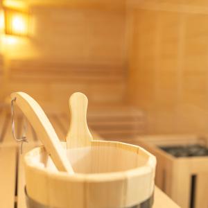 a wooden bowl sitting on top of a counter at Cool Šilo Appartement Resort in Šilo