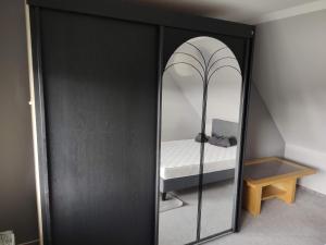 Tempat tidur susun dalam kamar di Schöne Ferienwohnung in der Nähe von Rastede-Nethen