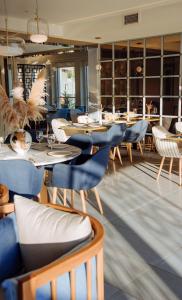 een eetkamer met tafels en stoelen in een restaurant bij Status-M Apartments 135 in Becici