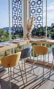 een eetkamer met een tafel en twee stoelen bij Status-M Apartments 135 in Becici