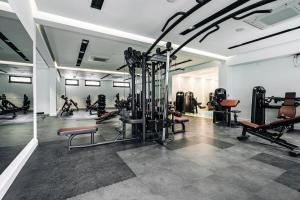 een fitnessruimte met een heleboel apparatuur in een kamer bij Status-M Apartments 135 in Becici