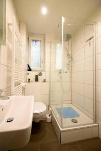 a bathroom with a shower and a toilet and a sink at [Königstraße]- Helle Wohnung im Herzen Stuttgarts in Stuttgart