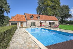 埃特勒塔Clos Celeste - campagne d Etretat avec piscine et spa的一栋前面有游泳池的房子