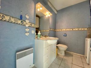 ein Bad mit einem Waschbecken und einem WC in der Unterkunft Aurore Appartements Carcassonne in Carcassonne